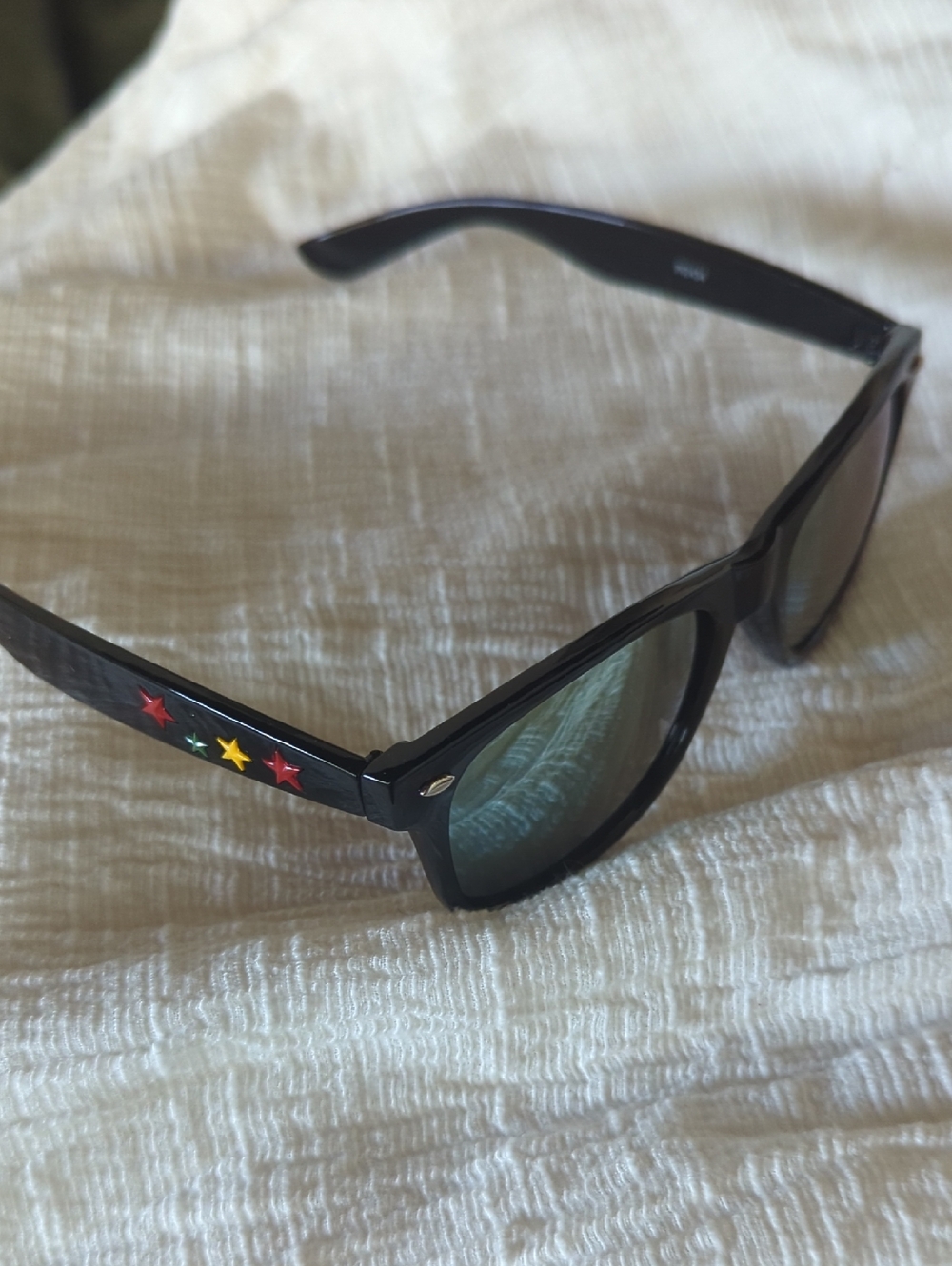 🆕 Black wayfarer Sunglasses with Colorful Star Accents